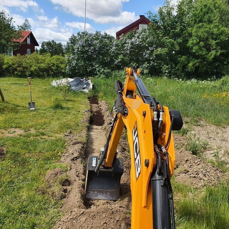 Klipper gräset med en åkgräsklippare åt en bostadsrättsförening